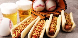 Les hot-dogs : un classique culinaire du baseball