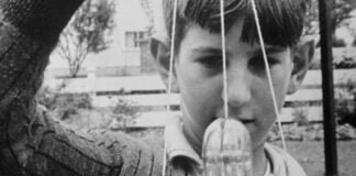 Jeune jouant du Yo-Yo