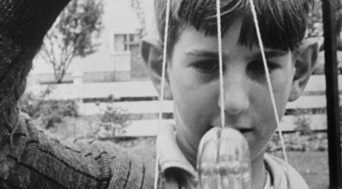 Jeune jouant du Yo-Yo