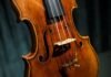 Un violon fabriqué par le luthier Antonio Stradivari en 1684 à Crémone (Italie).