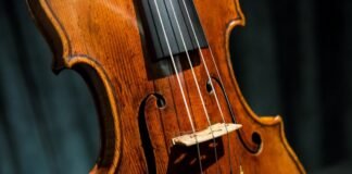 Un violon fabriqué par le luthier Antonio Stradivari en 1684 à Crémone (Italie).