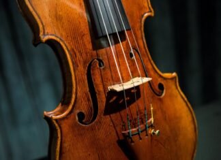 Un violon fabriqué par le luthier Antonio Stradivari en 1684 à Crémone (Italie).