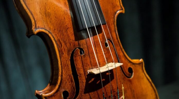 Un violon fabriqué par le luthier Antonio Stradivari en 1684 à Crémone (Italie).