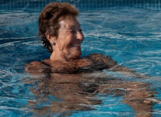 Femme de 80 ans qui fait de la natation