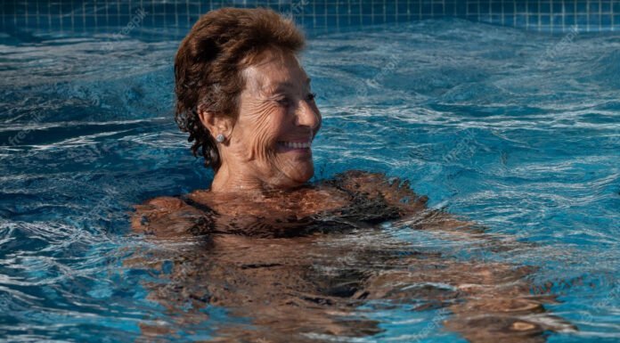 Femme de 80 ans qui fait de la natation