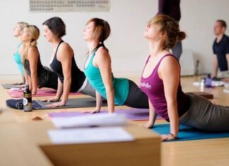 Pourquoi suivre des cours de yoga ? Plongeon dans une discipline ancestrale