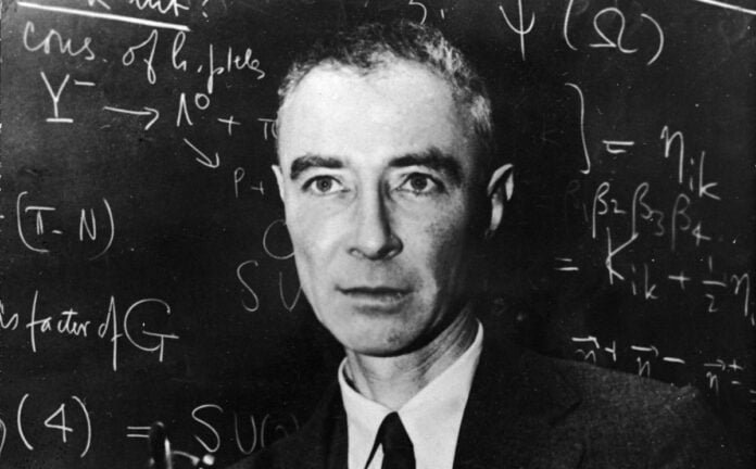 J. Robert Oppenheimer : Le "Père de la Bombe Atomique"