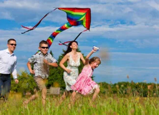 Faire voler un cerf-volant en famille : le sport extrême des amateurs de tranquillité !