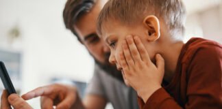 Quoi savoir avant de donner un cellulaire à votre enfant : Guide pour les parents à l'ère numérique