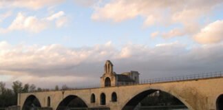 Sur le pont d'Avignon : La comptine qui traverse le temps
