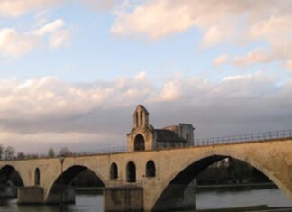 Sur le pont d'Avignon : La comptine qui traverse le temps