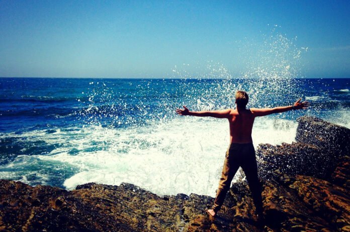 L'Homme et son Attrait Indéfectible pour la Mer