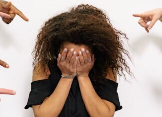 Réagir au harcèlement avec anxiété : Un processus naturel ou un choix émotionnel ?