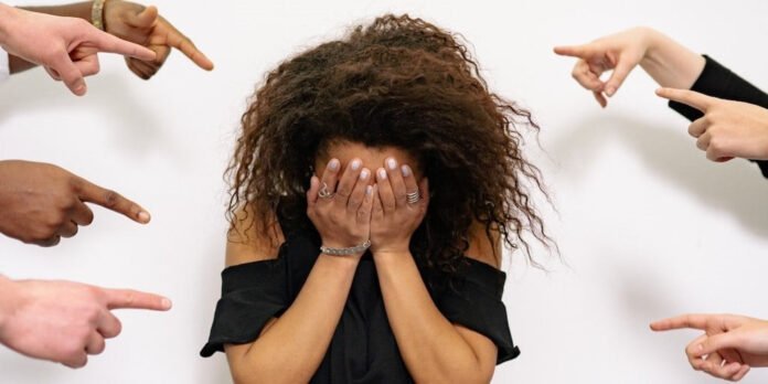 Réagir au harcèlement avec anxiété : Un processus naturel ou un choix émotionnel ?