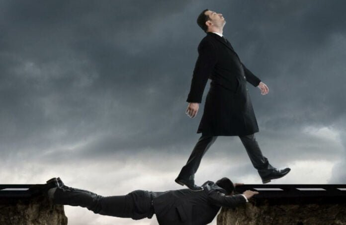 dictateurs Les Dirigeants qui se Croyaient Intouchables et les Dangers pour l'Avenir