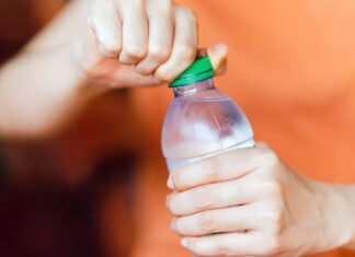 La vérité sur les particules de plastique dans votre bouteille