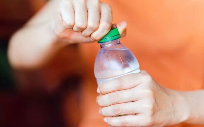 La vérité sur les particules de plastique dans votre bouteille