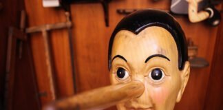Le Miroir des Mots : La Voie pour Démasquer un Menteur