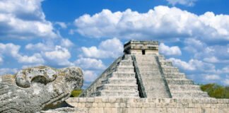 Les Architectes Célestes: L'Énigme des Pyramides Mayas