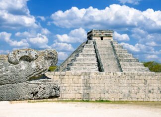 Les Architectes Célestes: L'Énigme des Pyramides Mayas