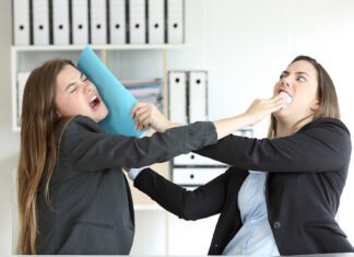 Face à l'agressivité au travail : comment réagir efficacement ?