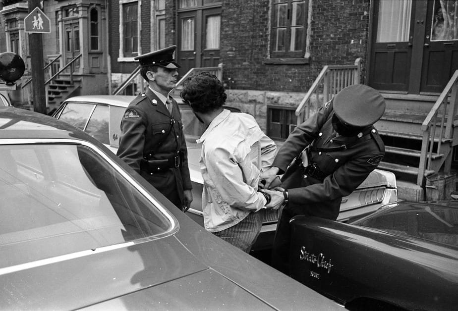 Des policiers de la Sûreté du Québec arrêtent un homme sur le boulevard Georges-Vanier, à Montréal, sous la Loi sur les mesures de guerre, le 16 octobre 1970.