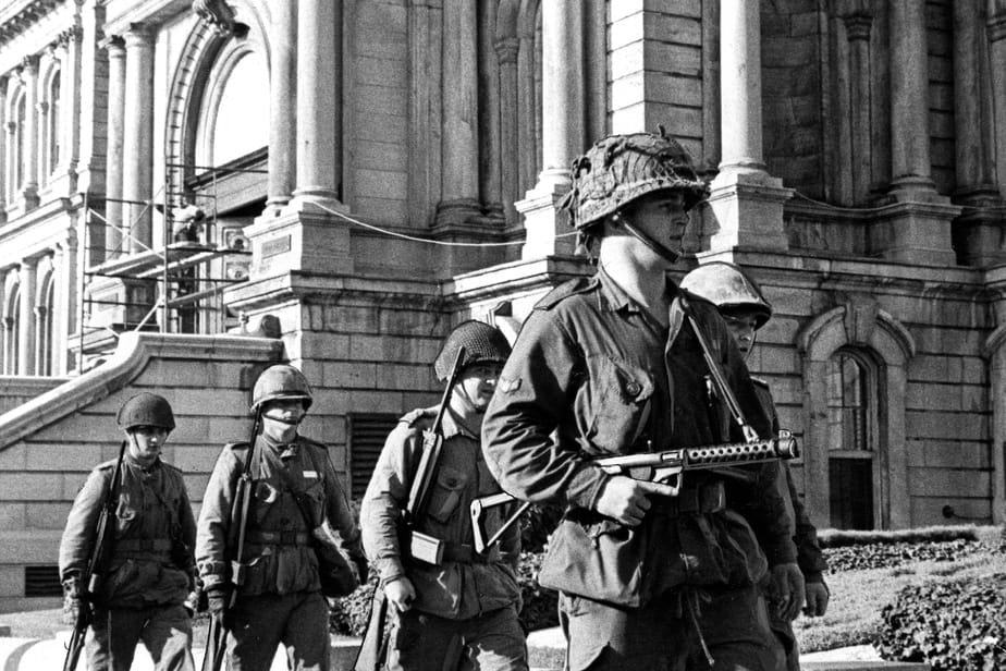 Des soldats de l’armée canadienne patrouillent à Québec, le 16 octobre.